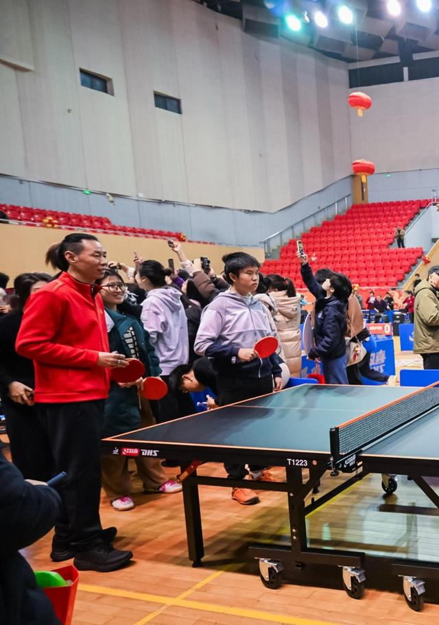 球探体育-和徐寅生刘诗雯打球是什么样的体验？特奥选手圆梦乒乓舞台|俞世根|新民晚报|男子单打|冰球|老师_新浪新闻