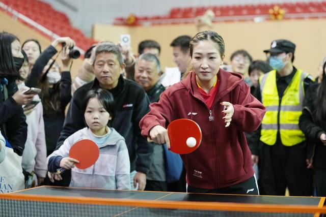 球探体育-和徐寅生刘诗雯打球是什么样的体验？特奥选手圆梦乒乓舞台|俞世根|新民晚报|男子单打|冰球|老师_新浪新闻